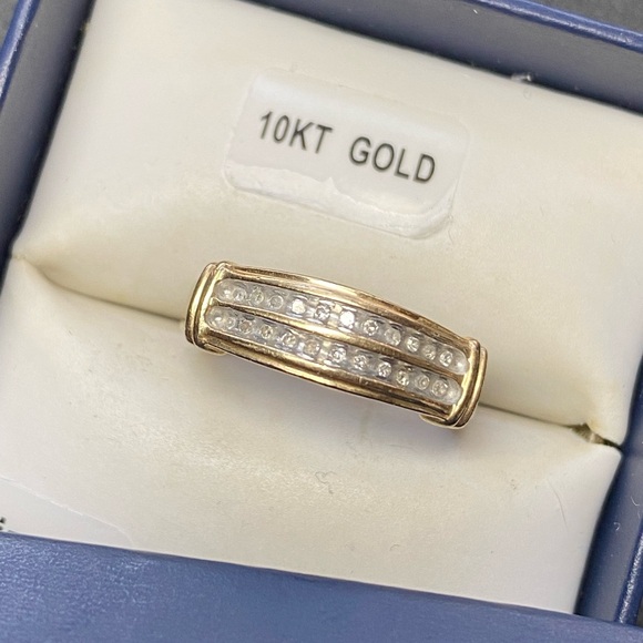 10k yellow gold dimond ring size 8 - Picture 1 of 16